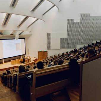 Amphithéâtre avec un professeur qui donne cours à des élèves