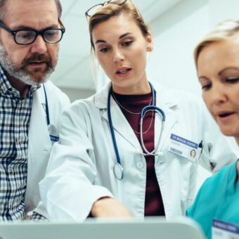 Des professionnels de santé qui regardent un écran