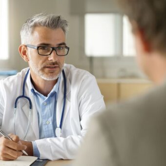 Cadre de santé en consultation avec un patient