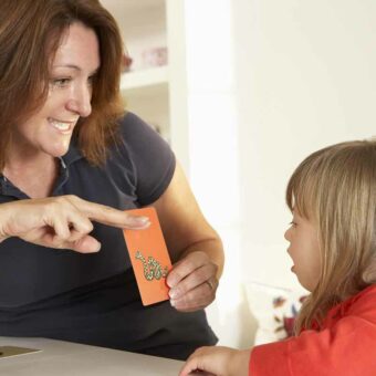Educatrice qui joue avec une enfant