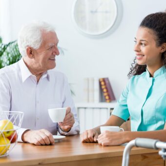 Coordinatrice gérontologique avec un homme âgé