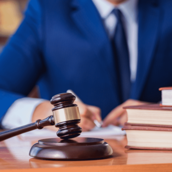 Mandataire judiciaire à la protection des majeurs dans son bureau avec un marteau