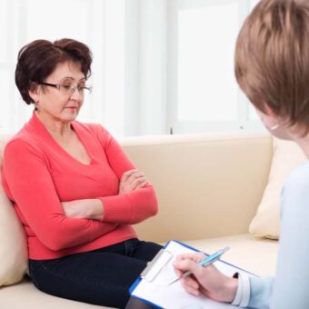 Psychologue en consultation avec une femme âgée