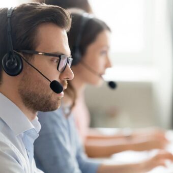 Operateurs de téléassistance au téléphone dans leur bureau