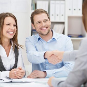 Directeur de structure de services à la personne dans un entretien