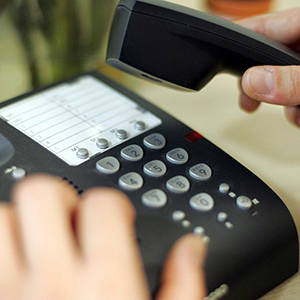 une personne appelant avec un téléphone fixe