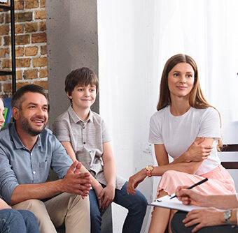 Technicienne qui aide à l'organisation des tâches d'une famille
