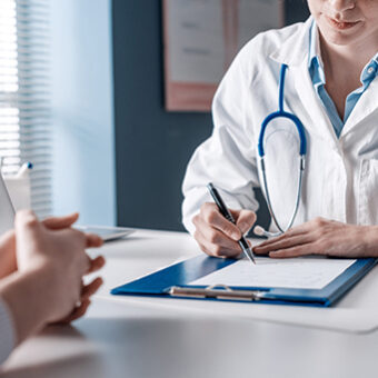 Médecin généraliste qui prescrit une ordonnance