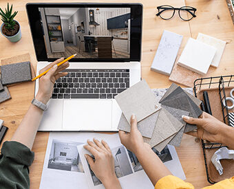 Bureau d'architecte d'intérieur médical avec les plans et l'ordinateur