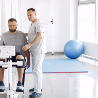 Ergothérapeute et patient en physiothérapie