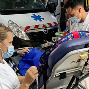 Deux ambulanciers transportant un patient