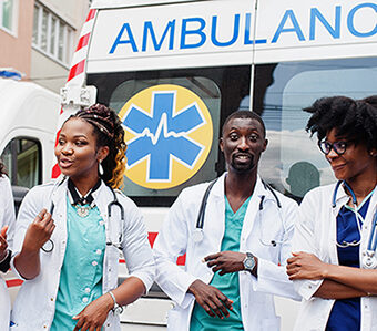 Groupe de médecins ambulanciers devant un camion d'ambulance.