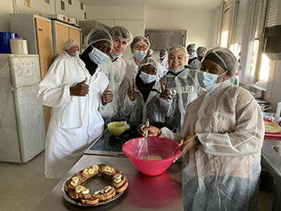 Groupe de d'élèves qui cuisinent un repas