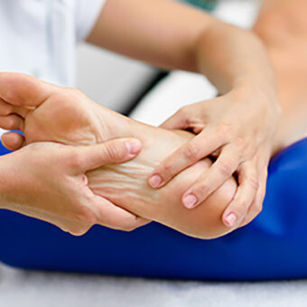 Massage médical du pied par un pédicure-podologue.