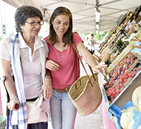 Femme qui aide une femme âgée à faire ses courses