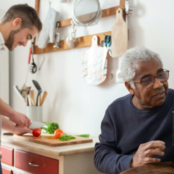 Aide ménager pour une personne âgée