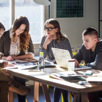 Etudiants qui font un travail de groupe