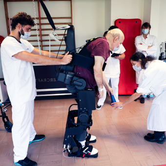 Un patient porte un exosquelette : une innovation développée au sein du Campus Santé, Autonomie, Bien vieillir