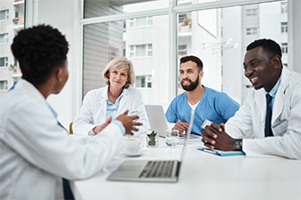 Le secteur du médico-social offre de nombreuses opportunités professionnelles. Voici nos astuces pour trouver facilement un emploi.