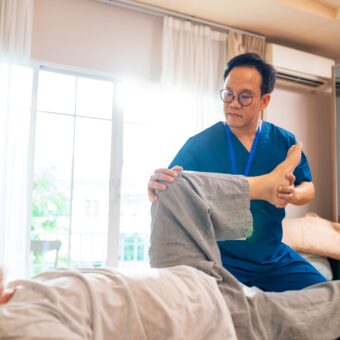 Médecin d'une personne âgée