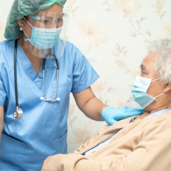 Les personnes âgées sont particulièrement exposées aux infections, souvent atypiques, sévères et génératrices de complications.