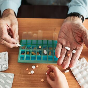 La prescription de médicaments pour les personnes âgées nécessite des compétences précises.