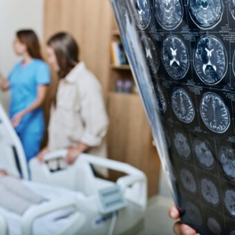 Le Diplôme Universitaire Maladie d’Alzheimer et Démences Apparentées vise à former des professionnels de santé et médicosociaux aux enjeux spécifiques du repérage, de l’évaluation cognitive, de l’accompagnement des patients et de leurs proches.