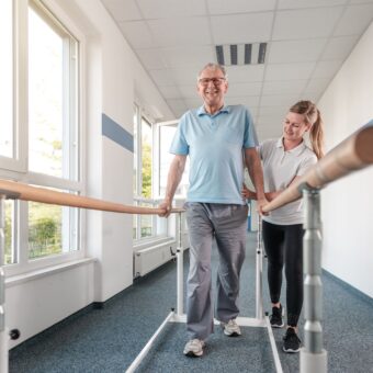 Le Diplôme d’État de Masseur-Kinésithérapeute permet d'aider les personnes âgées à gagner en autonomie.