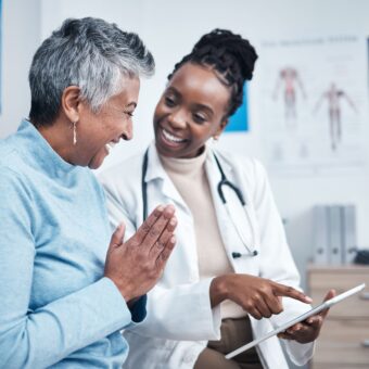 Le DIU Médecine de la personne âgée propose une formation spécifique destinée aux médecins confrontés à la complexité des situations cliniques liées à l’avancée en âge.