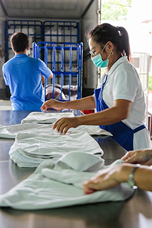 Agent de services hospitaliers qui s'occupe du linge des patients