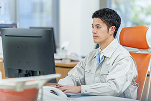 Chercheur en sciences de l'occupation sur son ordinateur dans son bureau