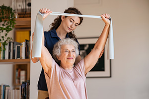 Coach sportif adapté d'une femme âgée