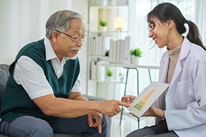 Conseillère en prévention santé avec un homme âgé