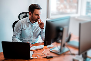 Coordinateur d'établissement médico social dans son bureau