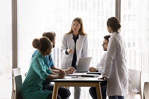 Coordinatrice d'équipes dans un établissement médico social avec son équipe