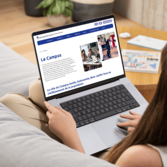 Cette femme consulte le site internet du Campus Santé, Autonomie et Bien vieillir qui vient d'être en ligne