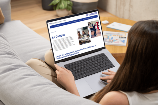 Cette femme consulte le site internet du Campus Santé, Autonomie et Bien vieillir qui vient d'être en ligne