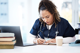 étudiante en formation continue en santé