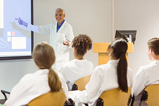 étudiants qui passent leur diplôme d'ingénieur technologies pour la santé