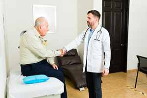 Gérontolgue avec un patient âgé