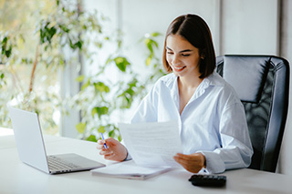 Responsable de projets en ergothérapie dans son bureau