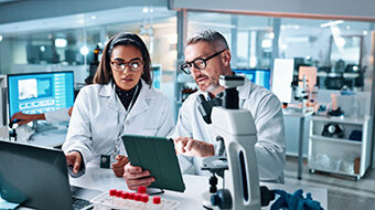 Responsables qualité (laboratoire ou industrie) qui analysent