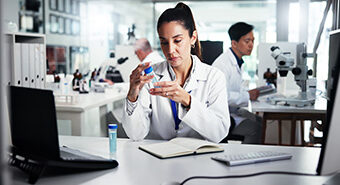 Technicienne en analyse biologiques et médicales au laboratoire