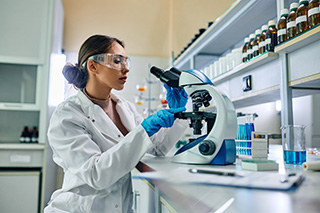 Technicienne en microbiologie