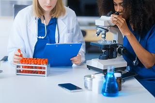 Techniciennes en analyse biologiques et médicales avec des échantillons