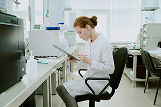 Une jeune femme qui exerce son diplôme d'ingénieur génie biomédical et santé
