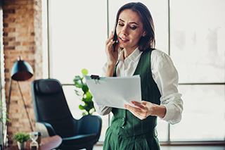 Une responsable de services à domicile pour personnes âgées