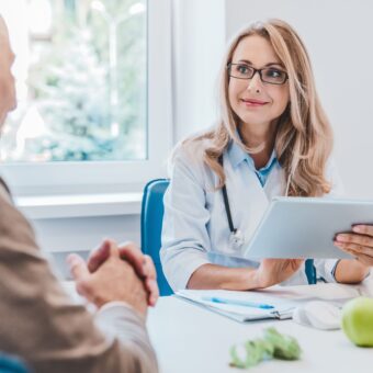 Le DU Nutrition et Vieillissement vise à former des professionnels capables d’évaluer les besoins nutritionnels spécifiques des seniors.