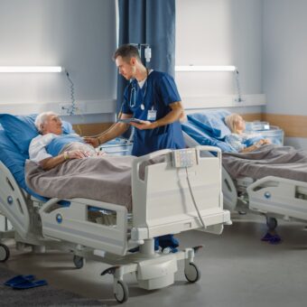 Le DU Procédures de Soins en Gériatrie répond à la nécessité de former des professionnels de santé capables d’adapter leurs pratiques aux besoins spécifiques des personnes âgées, souvent fragilisées par des pathologies chroniques ou des situations complexes.